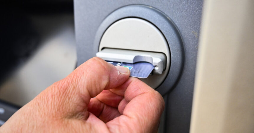 O bancă se retrage din România: Ce soluții au clienții și cât timp mai pot utiliza cardurile? 1 o banca dispare din romania ce se intampla cu clientii si pana cand pot fi folosite cardurile 68ee74e54c9b4