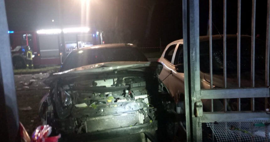 Un jurnalist de investigație din Italia a fost ținta unei explozii devastatoare sub vehiculul său, iar casa acestuia a suferit și ea daune considerabile. 1 o bomba a explodat sub masina unui renumit jurnalist de investigatie din italia locuinta sa a fost de asemenea avariata 68f216124c228