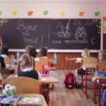 O învățătoare a primit în septembrie un salariu cu 700 de lei sub minimul pe economie: Ce măsuri putem lua pentru a atrage tinerii în educație? 3 o invatatoare a avut in septembrie un salariu mai mic cu 700 de lei decat minimul pe economie cum incurajam tinerii sa vina in sistem 68f0d2ad7347b