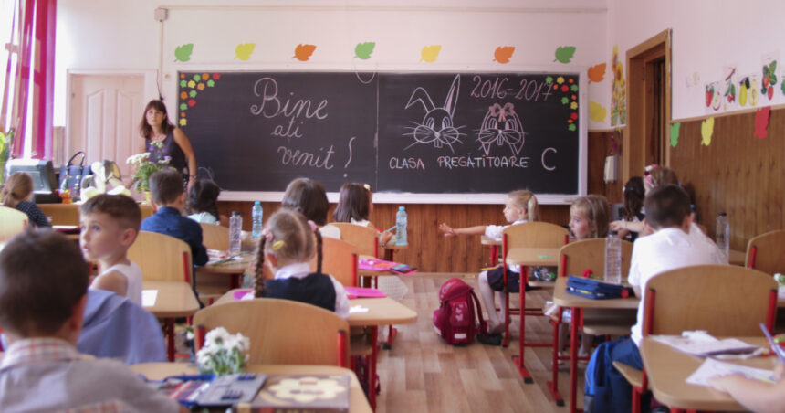 O învățătoare a primit în septembrie un salariu cu 700 de lei sub minimul pe economie: Ce măsuri putem lua pentru a atrage tinerii în educație? 1 o invatatoare a avut in septembrie un salariu mai mic cu 700 de lei decat minimul pe economie cum incurajam tinerii sa vina in sistem 68f0d2ad7347b