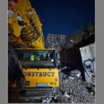 O macara colosală din Tulcea a adus la suprafață trupul femeii gravide pierdute în explozia din București. Descoperim acum cine se află în spatele acestei mașinării impresionante. 3 o macara uriasa inmatriculata in tulcea a recuperat trupul femeii insarcinate care a murit in explozia din bucuresti iata cui ar apartine mastodontul 68f346edac4c2