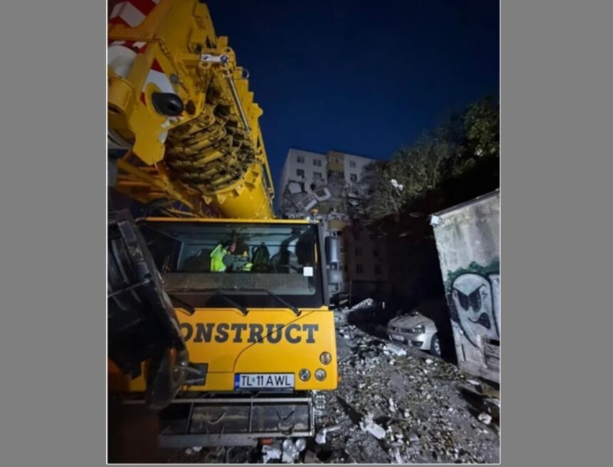 O macara colosală din Tulcea a adus la suprafață trupul femeii gravide pierdute în explozia din București. Descoperim acum cine se află în spatele acestei mașinării impresionante. 1 o macara uriasa inmatriculata in tulcea a recuperat trupul femeii insarcinate care a murit in explozia din bucuresti iata cui ar apartine mastodontul 68f346edac4c2