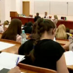 O tânără din Constanța a triumfat în instanță împotriva universității care voia să-i impună plata unor sume uriașe pentru transfer. 2 o studenta din constanta a castigat procesul impotriva universitatii care a obligat o sa plateasa zeci de mii de euro pentru transfer 68f09de70e8d2