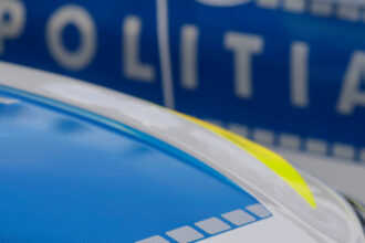 o tanara a fost amendata si s a ales cu permisul suspendat dupa ce a acrosat o motocicleta a politiei rutiere 68ff95e103953