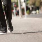 O națiune europeană impune o viteză maximă de 6 km/h pentru pietoni, în scopul prevenirii accidentelor pe trotuare. 3 o tara europeana limiteaza viteza pietonilor la 6 km h pentru a preveni accidentele pe trotuare 6901fa03488e9