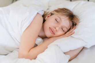 odihna care vindeca legatura profunda dintre somn echilibru hormonal si sanatatea intima a femeii 68dd2dc2c0033