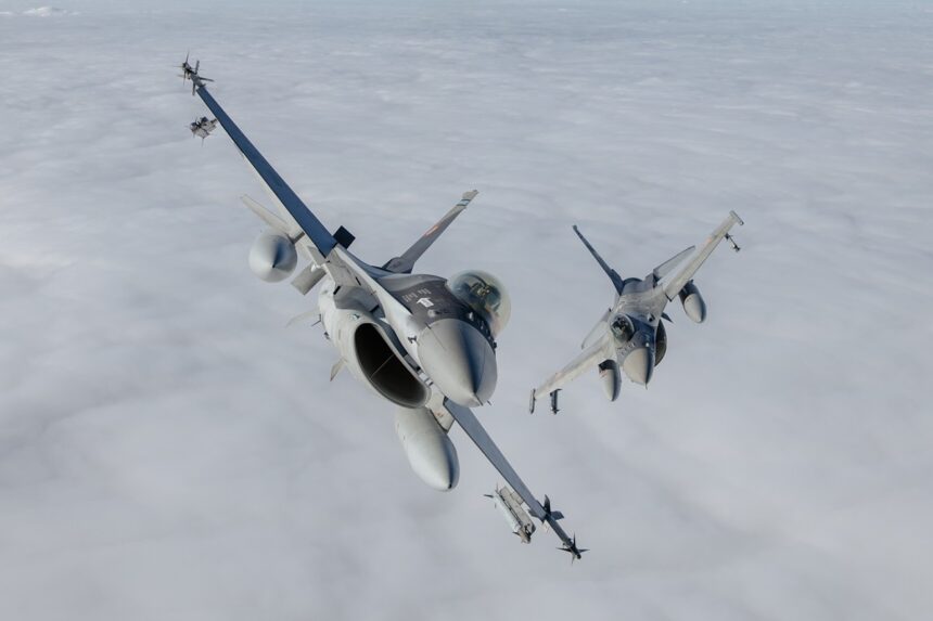 Zboruri supersonice spectaculoase ale Forțelor Aeriene Române, în colaborare cu trupele din Germania și SUA! Descoperă detalii uimitoare! 1 oficial noi zboruri supersonice desfasurate de aeronavele fortelor aeriene romane alaturi de militarii din germania si sua iata despre ce este vorba 690203d7bf837