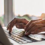 Părinții copiilor cu dizabilități au dreptul la 8 zile de muncă de acasă pe lună. Care sunt celelalte noutăți aduse de legea semnată de Nicușor Dan? 3 parintii copiilor cu dizabilitati pot lucra de acasa 8 zile pe luna ce mai prevede legea promulgata de nicusor dan 68e7c2719b81a