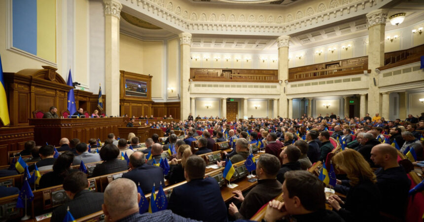 Parlamentul Ucrainei a hotărât să prelungească mandatul aleșilor locali pe întreaga perioadă a stării de urgență. 1 parlamentul ucrainean a decis sa extinda mandatele alesilor locali pe toata durata legii martiale 68e69b01dae89