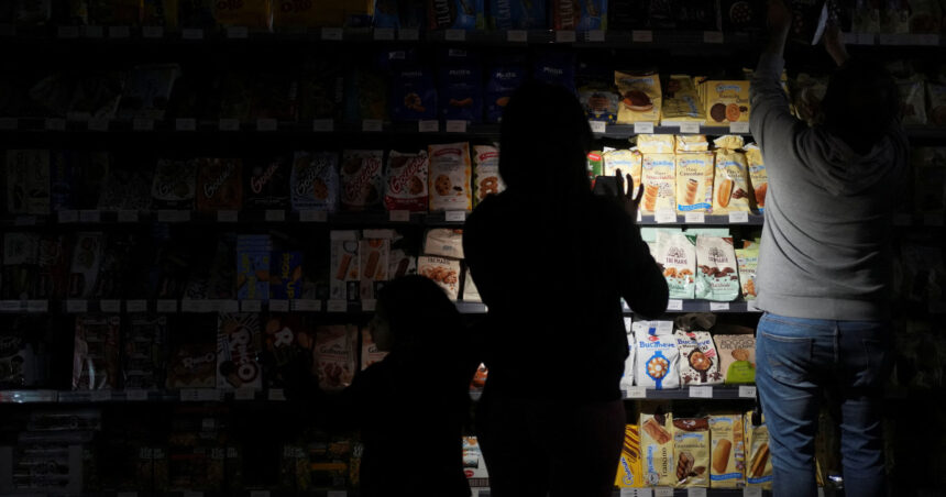 Spania sub amenințarea întunericului: „Oscilațiile neașteptate ale tensiunii” ar putea duce la o nouă avarie electrică majoră 1 pericol de blackout in spania variatii bruste de tensiune ar putea povoca o noua pana majora de curent 68e92fd47e1c5