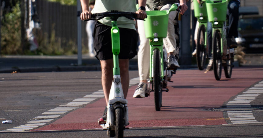 Legislație nouă pentru utilizatorii de trotinete și biciclete electrice – Propunere în dezbatere în Parlament! 1 permis pentru trotinete si biciclete electrice un proiect de lege a fost depus in parlament 68e7a275745d8