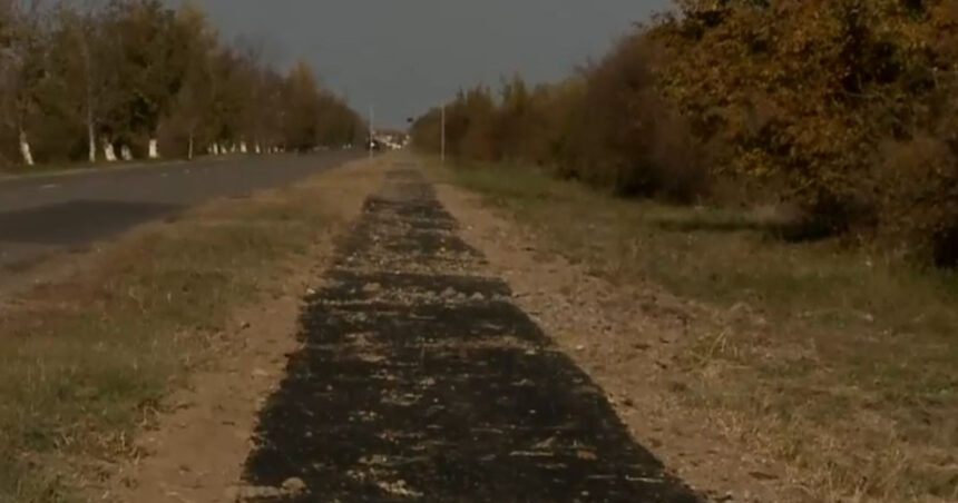 Ciclism pe iarbă: Locuitorii contestă lucrările de proastă calitate – „Într-un an dispare tot!” 1 pista pentru biciclete turnata peste iarba lucrarile de mantuiala au starnit nemultumirea localnicilor asta intr un an se duce 68f7d3b2900c1