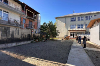 poarta dintr o curte privata deschisa direct in curtea unei scoli din pitesti cristian gentea am vazut multe de cand sunt primar 68ee879cdf149