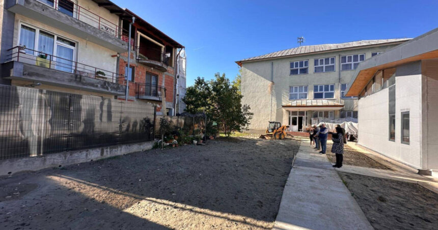 Intrarea misterioasă dintr-o curte privată spre o școală din Pitești: Cristian Gentea dezvăluie experiențele trăite în funcția de primar 1 poarta dintr o curte privata deschisa direct in curtea unei scoli din pitesti cristian gentea am vazut multe de cand sunt primar 68ee879cdf149