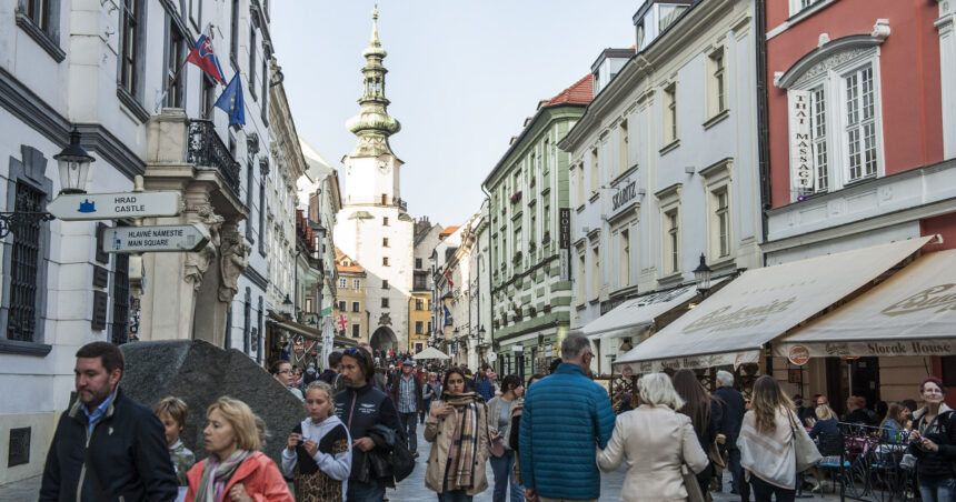 Poliția slovacă oferă lămuriri după ce legislația a impus o limită de 6 km/h pentru viteza pietonilor. Așadar, după autobuz, poți să te grăbești! 1 politia slovaca vine cu clarificari dupa ce parlamentul a limitat viteza pietonilor la 6 km h da dupa autobuz poti sa fugi 690502802b806