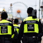 Poliția din Bavaria primește undă verde pentru a intercepta dronele misterioase. Guvernul landului german a dat aviz favorabil inițiativei legislative. 3 politistii bavarezi ar putea dobori dronele neidentificate proiectul de lege a fost aprobat de guvernul landului german 68e5771845df0