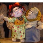 Debut strălucitor la Teatrul pentru Copii și Tineret Căluțul de Mare: Piesa „Jocuri în ograda bunicilor” reînvie tradițiile românești pentru tinerii spectatori 3 premiera la teatrul pentru copii si tineret calutul de mare spectacolul intitulat jocuri in ograda bunicilor aduce traditiile romanesti in fata celor mici 6904c94ccc3a1