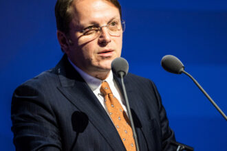 prima reactie a comisarului maghiar dupa ce a fost acuzat ca a coordonat actiuni de spionaj cand era ambasador la bruxelles 68ed12c04a1d7