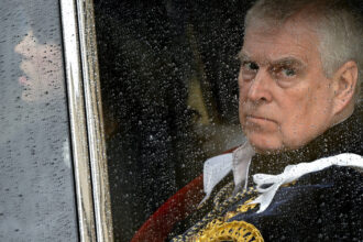 printul andrew renunta la toate titlurile regale inclusiv la cel de duce de york dupa discutii cu regele charles 68f2980837cde