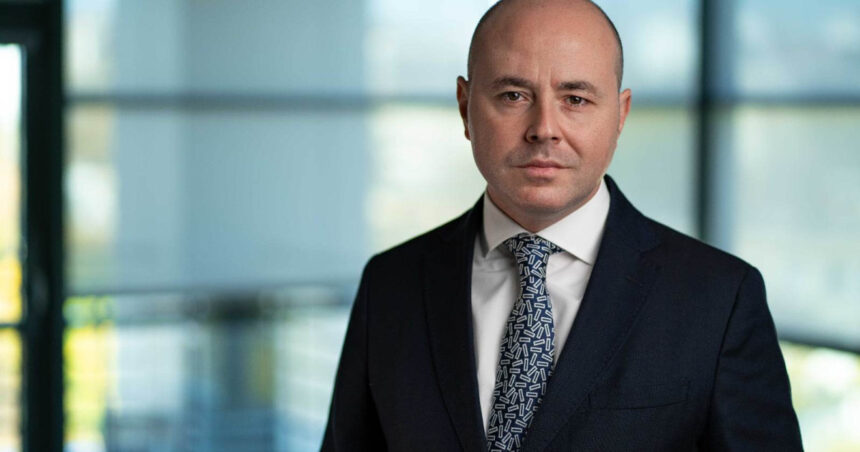 „Alexandru Muraru ripostează la apelul lui Simion pentru protecția SPP: „O mascaradă. Un provocator care se pretinde victimă”” 1 reactia lui alexandru muraru la cererea lui simion de a primi protectie spp o cacialma un huligan care pozeaza in victima 69051eac20eb5