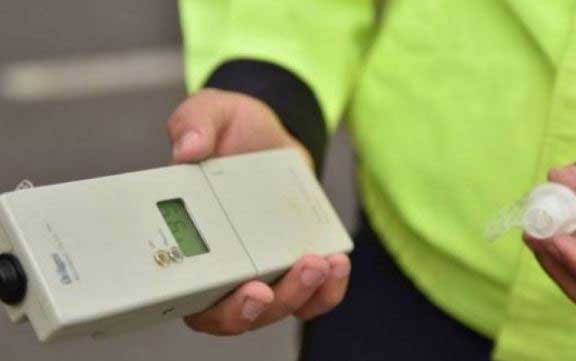 Prins la volan sub influența alcoolului și fără autorizație de conducere: o lecție dură! 1 retinut dupa ce a fost prins baut la volan fara permis 69027d7d1c971