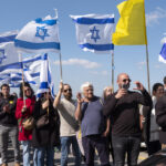 Tensiuni în Tel Aviv după încetarea focului: Hamas a returnat doar patru dintre cei 24 de ostatici decedați, informează armata israeliană. 2 revolta la tel aviv dupa armistitiu hamas a predat cadavrele a doar patru dintre cei 24 de ostatici morti anunta armata israeliana 68ed59268f771