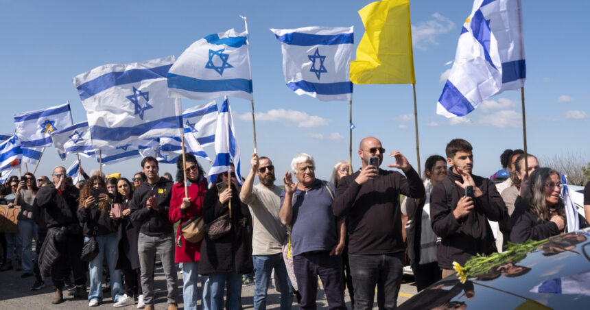 Tensiuni în Tel Aviv după încetarea focului: Hamas a returnat doar patru dintre cei 24 de ostatici decedați, informează armata israeliană. 1 revolta la tel aviv dupa armistitiu hamas a predat cadavrele a doar patru dintre cei 24 de ostatici morti anunta armata israeliana 68ed59268f771