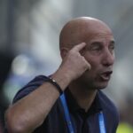 Robert Ilyes își mustră un fotbalist de la Csikszereda după confruntarea cu CFR: "Primul tren pleacă și la Budapesta! Așa ceva nu se face!" 2 robert ilyes urecheaza un jucator de la csikszereda dupa meciul cu cfr primul tren si la budapesta nu poti sa faci asa ceva 68f15a1eb6b7d