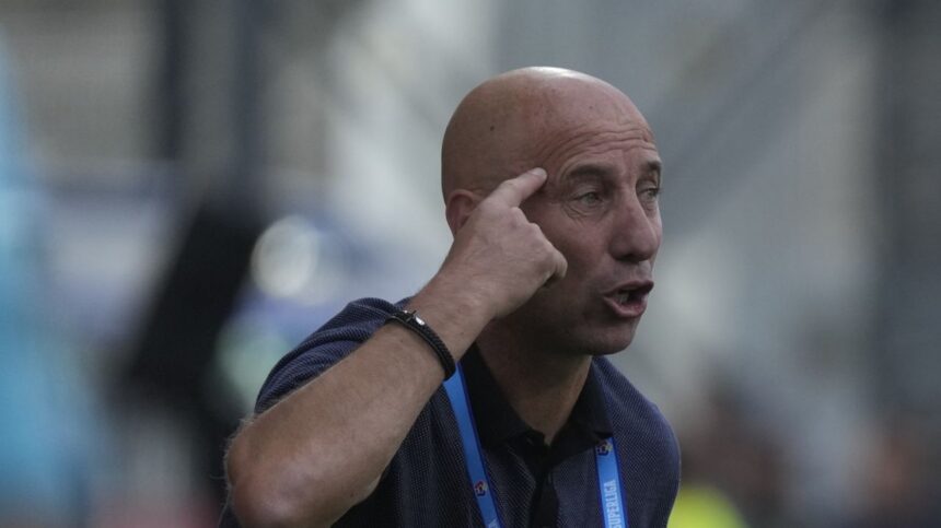 Robert Ilyes își mustră un fotbalist de la Csikszereda după confruntarea cu CFR: "Primul tren pleacă și la Budapesta! Așa ceva nu se face!" 1 robert ilyes urecheaza un jucator de la csikszereda dupa meciul cu cfr primul tren si la budapesta nu poti sa faci asa ceva 68f15a1eb6b7d