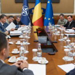 România își conturează planurile de apărare cu sprijin din programul SAFE. Bolojan poartă negocieri cu diversi miniștri la Palatul Victoria 3 romania pregateste proiectele pe aparare care vor fi finantate prin programul safe bolojan discutii cu mai multi ministri la guvern 68dd5d073bd54