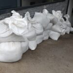 Sacii cu nisip, atrași de hoți pe străzile din Constanța! Primăria trage un semnal de alarmă: nu sunt obiecte de folosință publică! 2 sacii cu nisip montati pe strazi tinta furturilor primaria constanta avertizeaza nu sunt bunuri comune 68e77e854fd30