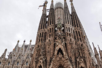 sagrada familia din barcelona a devenit cea mai inalta biserica din lume 690480684d5b1