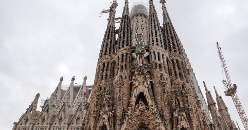 sagrada familia din barcelona a devenit cea mai inalta biserica din lume 690480684d5b1