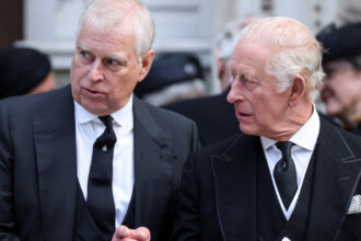 scandal urias in marea britanie printul andrew isi pierde titlurile si este dat afara din resedinta regala a facut tara de rusine 6903deb3ca181