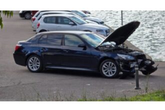 scena zilei in parcare un sofer a urcat cu masina peste un stalpisor la city park mall constanta 68f5217d3bc7e