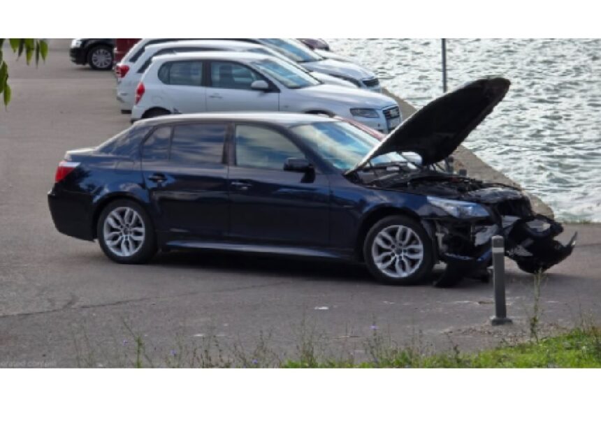 Momentul zilei în parcarea mall-ului: un șofer a trecut cu automobilul peste un stâlp la City Park Mall Constanța 1 scena zilei in parcare un sofer a urcat cu masina peste un stalpisor la city park mall constanta 68f5217d3bc7e