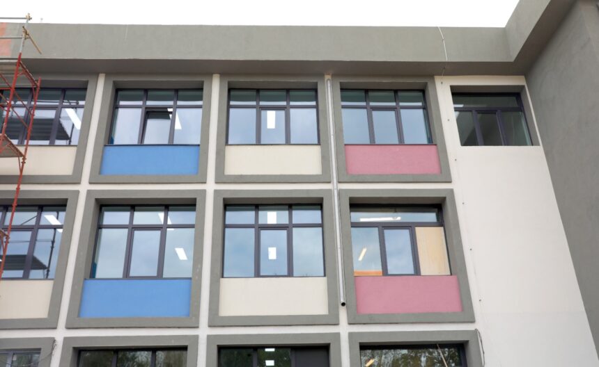 Școala nr. 7 din Constanța, proaspăt renovată, a fost afectată de inundații după precipitațiile intense. Lecțiile se desfășoară acum online pentru elevi. 1 scoala nr 7 din constanta recent reabilitata a fost inundata dupa ploile torentiale elevii fac ore online 68e78836d83c1