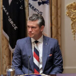 Culoarea controversată: Cravata șefului Pentagonului în nuanțele steagului Rusiei stârnește reacții după întâlnirea Trump-Zelenski. Ce a spus Moscova? 3 seful pentagonului a purtat o cravata in culorile steagului rusiei la intalnirea dintre trump si zelenski cum a reactionat moscova 68f63f303d112