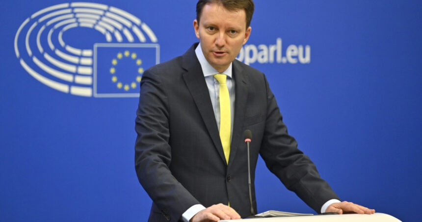 Siegfried Mureșan, alături de fermieri la mitingul din fața Parlamentului European: „Ne vom lupta pentru protejarea fondurilor agricole împotriva reducerilor” 1 siegfried muresan la protestul fermierilor din fata parlamentului european vom apara fondurile pentru agricultura in fata taierilor 68f7783e71d60