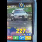Vitezoman surprins cu 227 km/h pe autostradă, rămas fără permis: Ce sancțiune a primit din partea autorităților 2 sofer prins cu 227 km h pe autostrada lasat fara permis ce amenda i au aplicat politistii 68f4bf394df5f