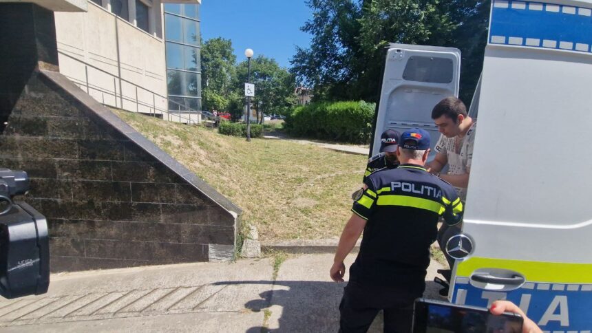 Studentul de la Ovidius, suspectat de a fi provocat un incendiu în cabinetul profesorului de matematică, își recuperează libertatea! Află care sunt noile sale restricții! 1 studentul de la ovidius acuzat ca si ar fi incendiat profesorul de matematica scapa de arestul la domiciliu iata noile obligatii 68f99852b178a