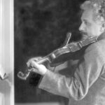 Prețul impresionant al unei viori ce a răsunat sub degetele lui Albert Einstein: „Îl acompania în fiecare zi” 2 suma pentru care s a vandut o vioara care i a apartinut lui albert einstein a cantat la acest instrument in fiecare zi 68e7868d606ea