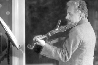 suma pentru care s a vandut o vioara care i a apartinut lui albert einstein a cantat la acest instrument in fiecare zi 68e7868d606ea