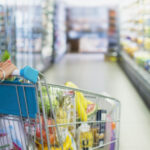Supermarketurile ar putea fi constrânse să diminueze oferta de produse marca proprie, conform unui nou proiect de lege inițiat de AUR. 2 supermarketurile ar putea fi obligate sa reduca numarul de produse proprii puse in vanzare ce prevede un proiect de lege depus de aur 68e626feaf578