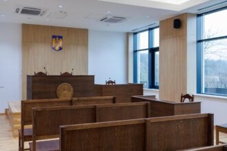 tanarul suspectat ca ar fi trimis mail uri de amenintare catre scoli spitale si alte institutii publice ramane dupa gratii iata minuta 68e7c4d15e4fa