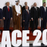 Trump a sosit la întâlnirea de pace de la Sharm el-Sheikh, confirmând că negocierile pentru Gaza au intrat într-o nouă etapă. 2 trump a ajuns la summitul de pace din sharm el sheikh presedintele sua a spus ca a doua faza a discutiilor pentru gaza este in curs 68ed3cfb80c08