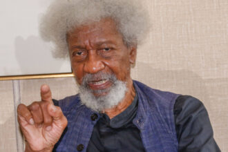 trump l a lasat fara viza pe laureatul premiului nobel wole soyinka care a fost pacalit de un taximetrist din otopeni 690371d66210e