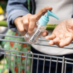 UE evaluează posibila interdicție a unui ingredient din dezinfectanții pentru mâini, din cauza îngrijorărilor legate de riscurile de cancer. 3 ue analizeaza interzicerea unui compus din dezinfectantii pentru maini din cauza temerilor legate de cancer 68f79b5f5891b
