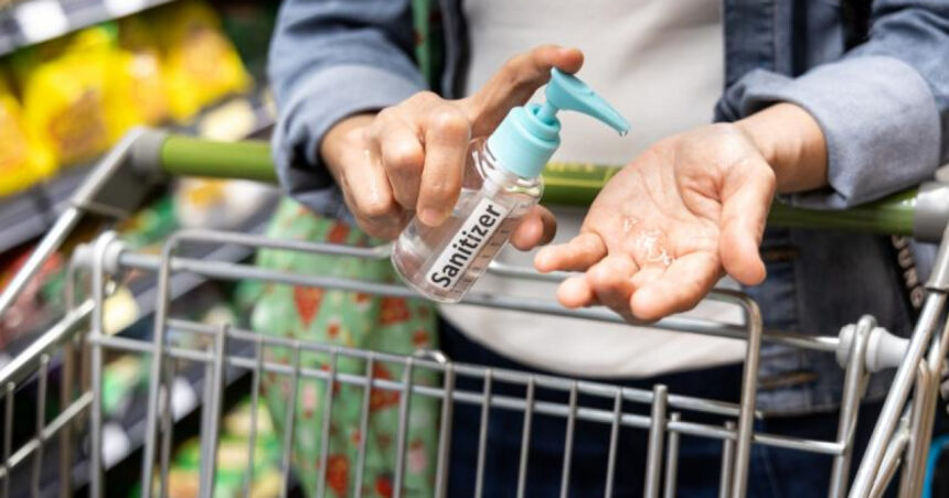 UE evaluează posibila interdicție a unui ingredient din dezinfectanții pentru mâini, din cauza îngrijorărilor legate de riscurile de cancer. 1 ue analizeaza interzicerea unui compus din dezinfectantii pentru maini din cauza temerilor legate de cancer 68f79b5f5891b
