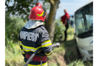 un autoturism a intrat intr un pom la cumpana doua persoane au fost ranite 68fcb9b82e90e